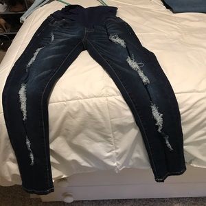 Ripped maternity capries